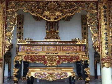 Bàn án gian và đồ thờ cúng