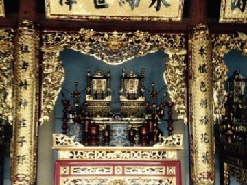 Bàn án gian thờ cho nhà thờ họ, gia tiên từ đường