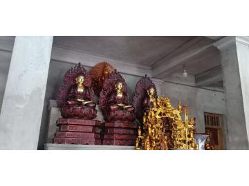 Tượng Tam Thế Phật được gia công bởi các nghệ nhân làng nghề Sơn Đồng