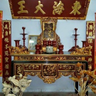 Hoành phi trong không gian thờ