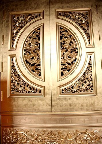 Kim Điện có 28 bộ cửa làm bằng gỗ quý, hoa văn cầu kỳ, đều được dát vàng
