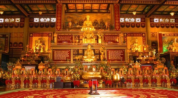Bệ thờ chính của điện thờ Kim Điện
