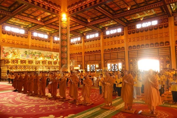 Lễ dâng hương trong Kim Điện