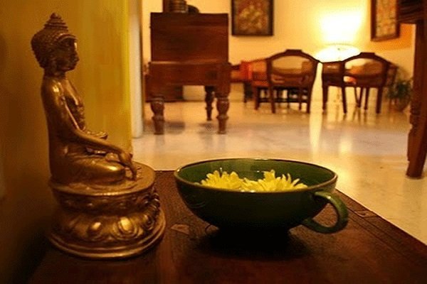 Nên đặt tượng Phật ở phòng khách trên bàn thờ có độ cao phù hợp