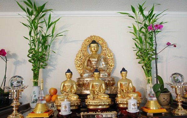 Thường xuyên lau dọn để giữ bàn thờ Phật được sạch sẽ