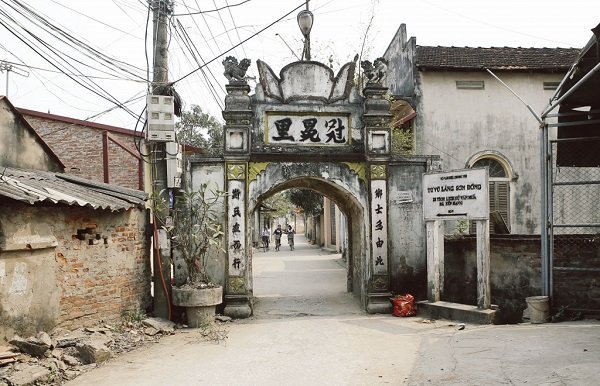Cổng vào làng nghề Sơn Đồng