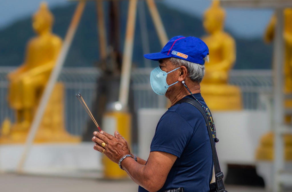 Đến chùa dâng lễ và thành tâm khấn bái trong ngày vía Phật A Di Đà