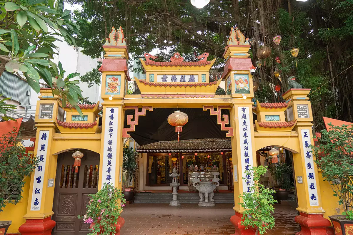 Hình ảnh câu đối cổng miếu Hai Bà Trưng - Hà Nội