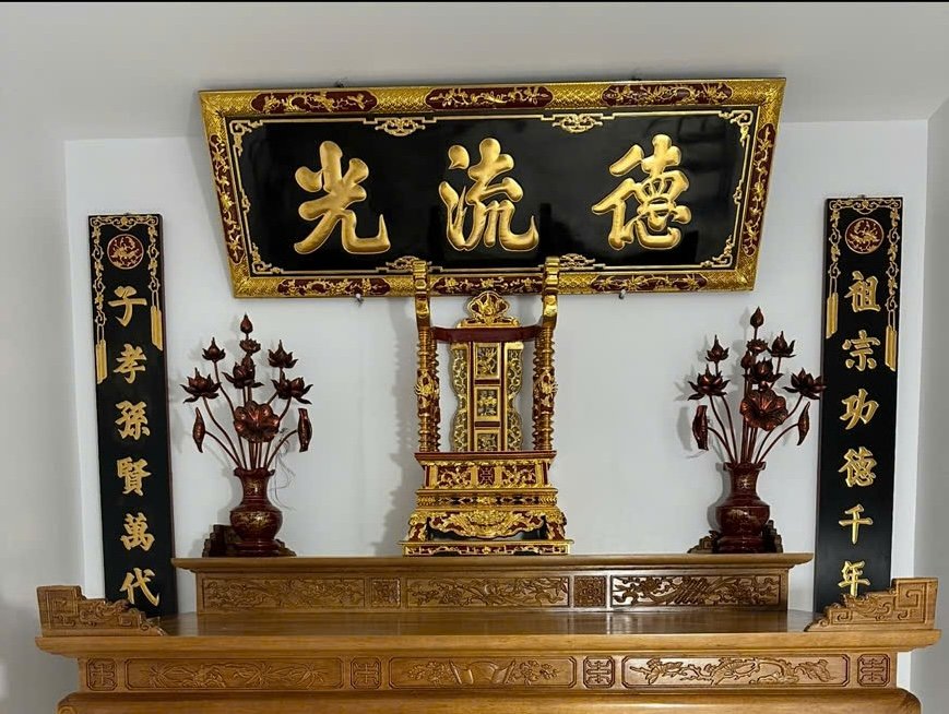 Hoành phi đại tự 3 chữ được lắp đặt tại tư gia