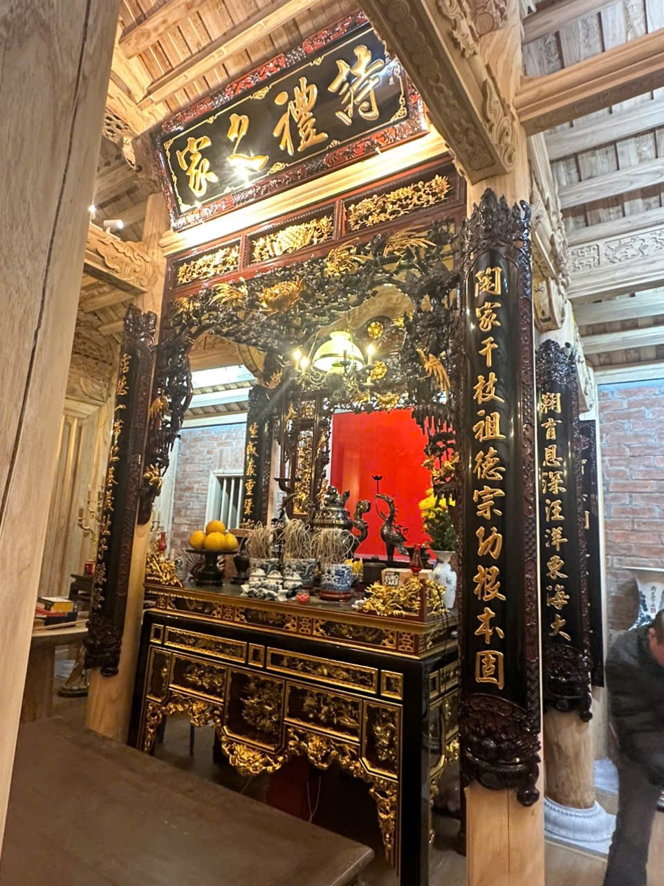 Câu đối trong không gian thờ