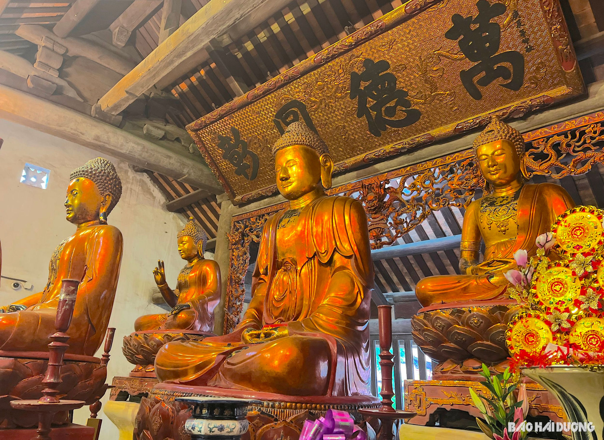 Tượng Tam Thế Phật tại chùa Côn Sơn